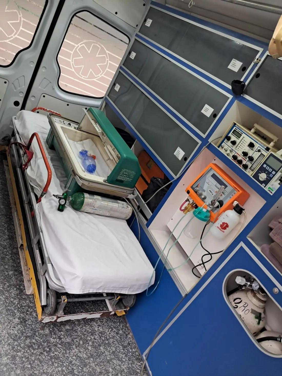 Interior de ambulancia con equipamiento de alta complejidad