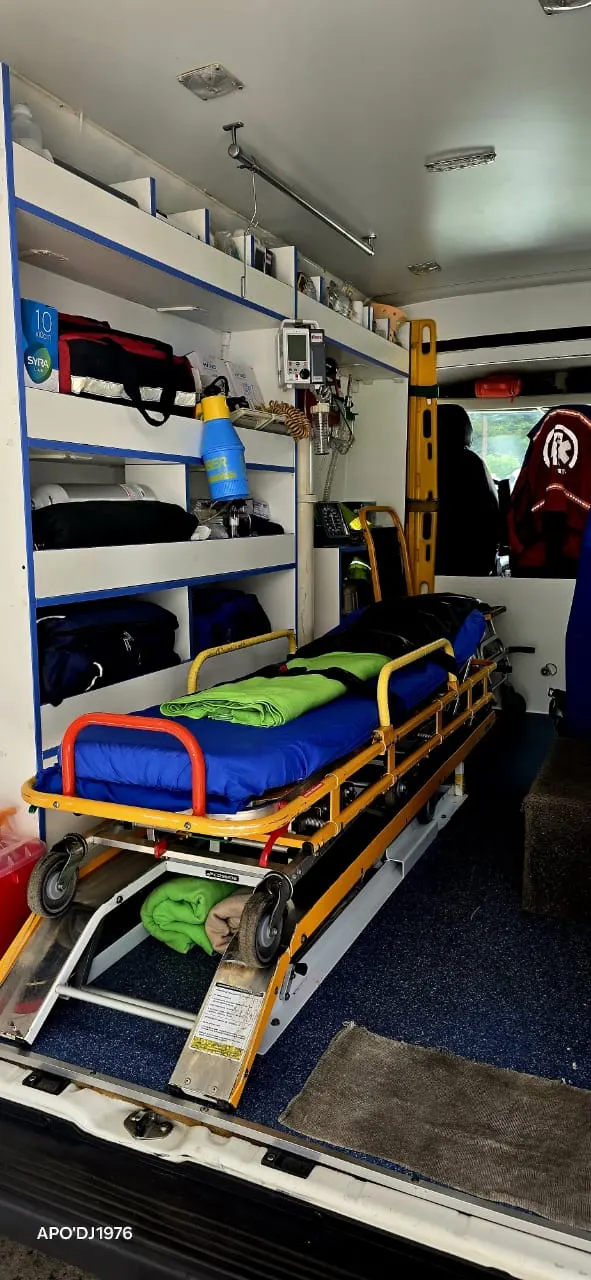 Interior equipado de una ambulancia BWT Salud